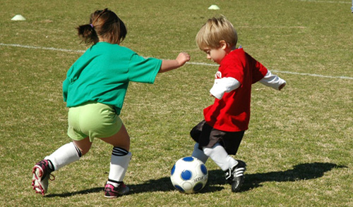 Bambini che giocano a calcio Bambini che giocano a calcio