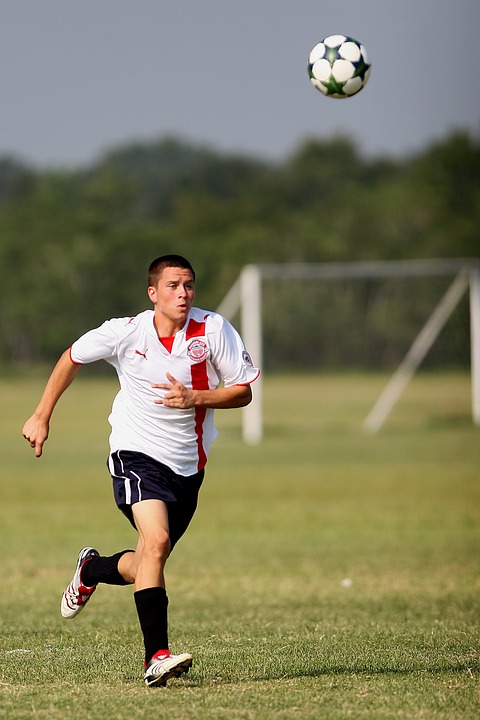 La forza resistente nel calcio calciatore corre La forza resistente nel calcio calciatore corre